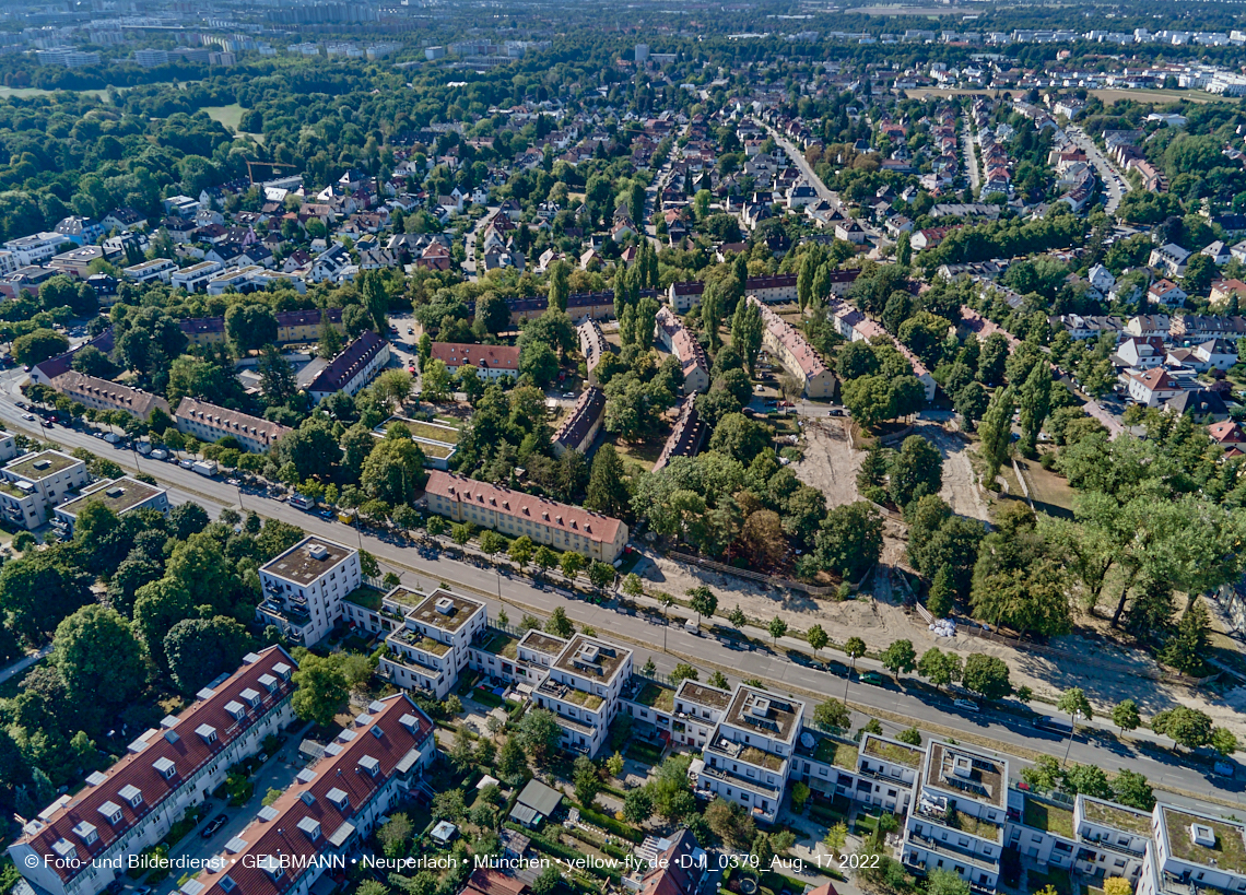 17.08.2022 - Luftbilder von der Baustelle Maikäfersiedlung in Berg am Laim